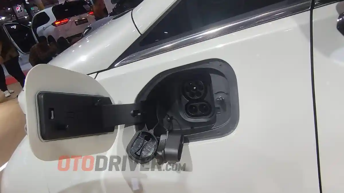 Foto - Wuling Kenalkan DC Charger CCS2 Untuk Cloud EV. Bukan Untuk Ganti GB/T