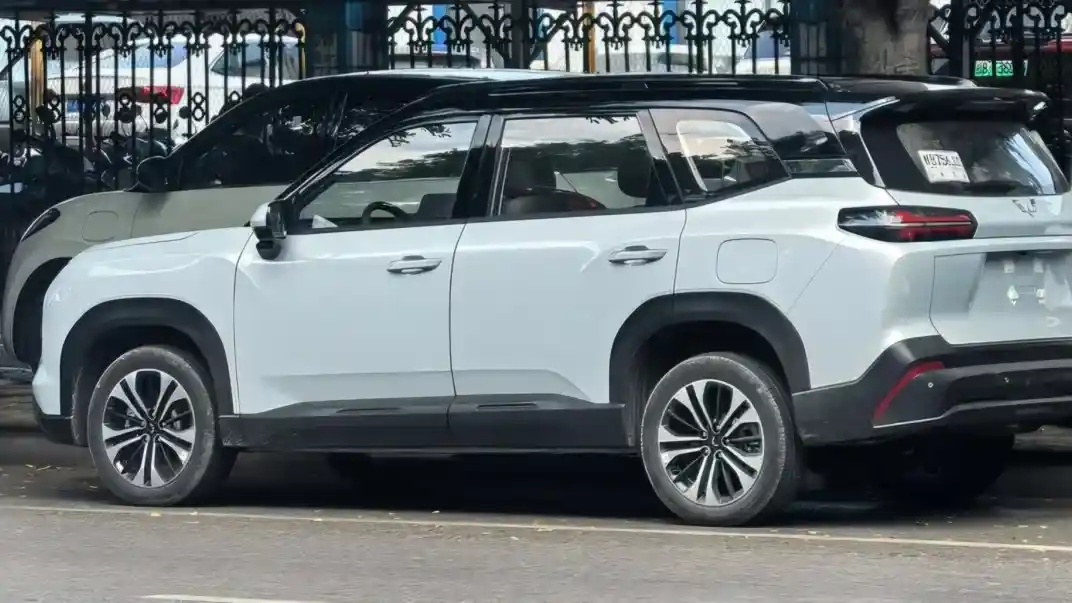 Foto - Pengganti Almaz Tertangkap Kamera, Inilah Eksion Dengan Opsi PHEV Dan EV?