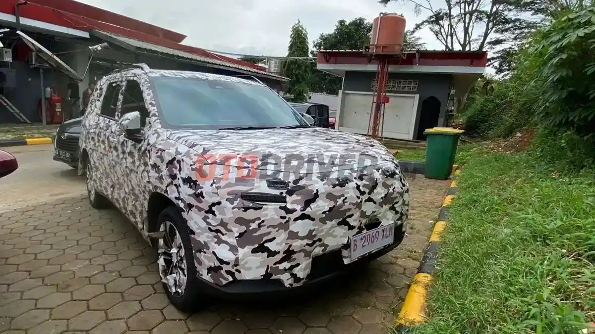 Foto - Semakin Mendekat Ke Pasar Indonesia, Prototipe Wuling Eksion Kembali Terlihat Di Jalanan