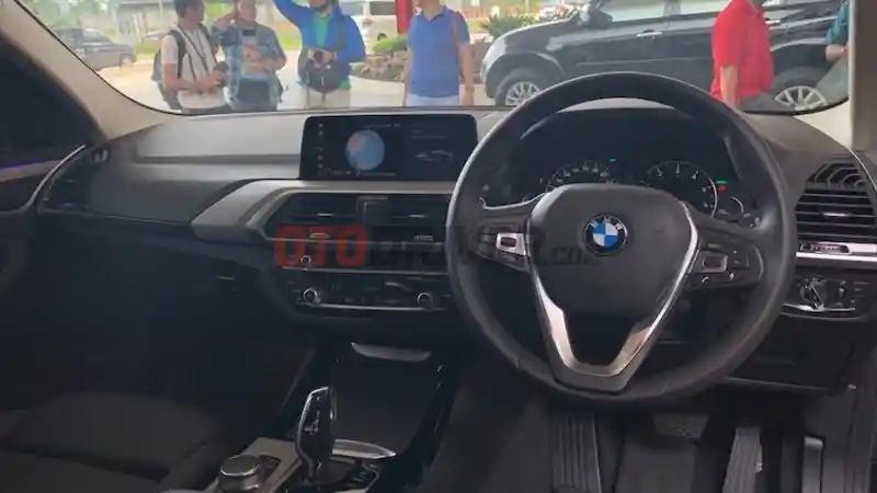 Foto - Komparasi Lexus UX 250h Luxury vs BMW X3 sDrive 20i