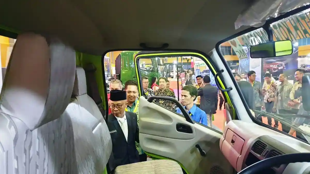 Foto - Hino Pamerkan 2 Truk Sampah dan Tractor Head Penarik Trailer di Makassar