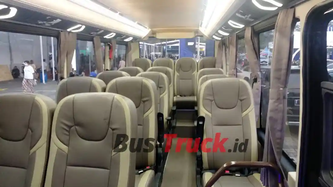 Foto - GIIAS 2024: Tampilan Medium Bus Makin Maksimum