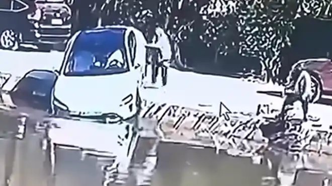 Foto - VIDEO: Gunakan Parkir Otonom, Xiaomi SU7 Nyaris Tercebur Sungai