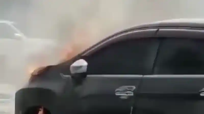 Foto - Sebuah Mitsubishi Xpander Terbakar di Pekanbaru