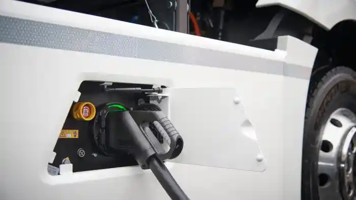 Foto - Mengintip Ujicoba Pemakaian 10 Truk Listrik eActros dari Mercedes-Benz