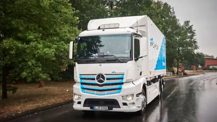Foto - Mengintip Ujicoba Pemakaian 10 Truk Listrik eActros dari Mercedes-Benz