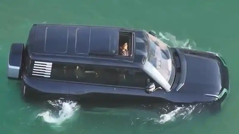 Foto - Pesaing G-Class, BYD YangWang U8 Bisa Mengapung di Air
