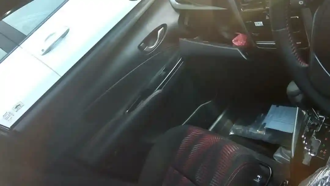 Foto - SPY SHOT: Wujud Utuh Yaris Generasi Terbaru di Indonesia (12 Foto)