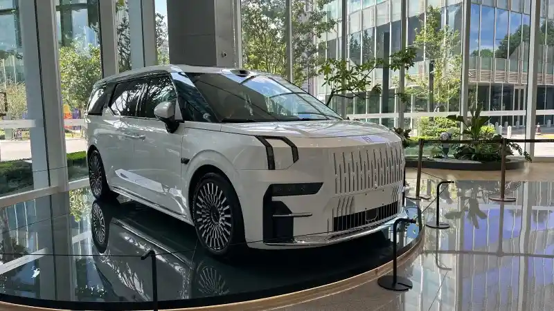 Foto - Komparasi Dimensi, Spesifikasi, Dan Harga Denza D9 vs Maxus Mifa 9 vs Zeekr 009 vs Alphard-Vellfire