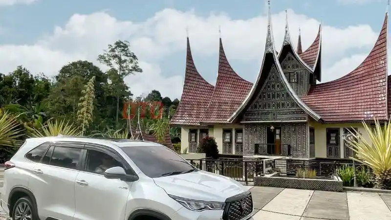 Komparasi - Membandingkan Kijang Innova Zenix Hybrid Dengan Mitsubishi Outlander PHEV Untuk Keluar Kota
