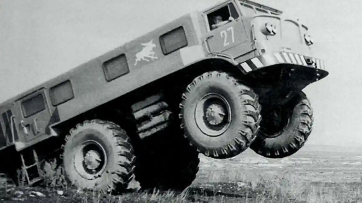 Foto - Ada 'Monster Truck' Langka dari Negeri Beruang Merah