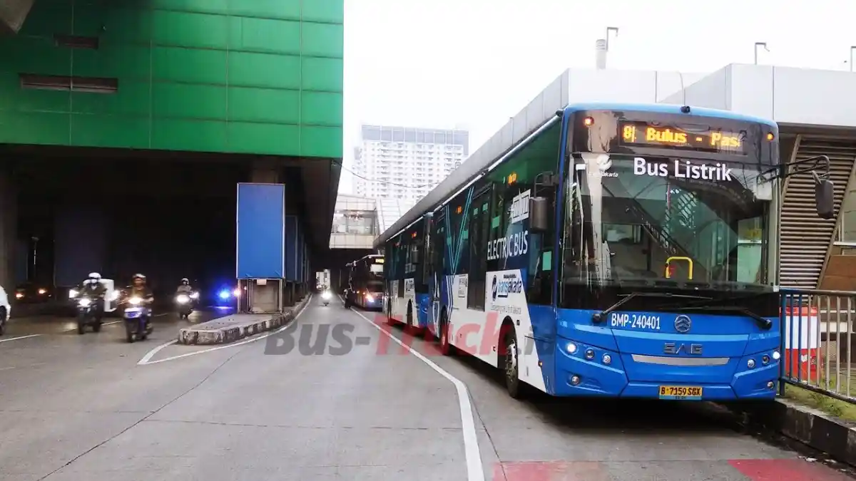 Bus - Driver Wanita Transjakarta Terus Bertambah