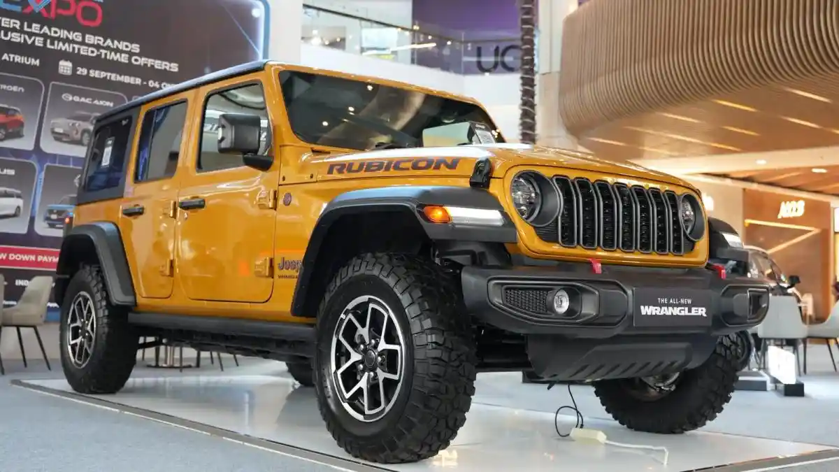 Berita - Jeep Wrangler Warna Emas, Menggoda Pengunjung Kota Kasablanka