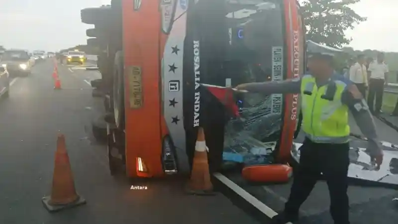 Bus - Lagi, Bus AKAP Terbalik Di Tol Trans Jawa Karena Kelalaian