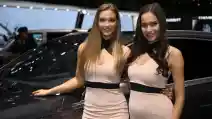 Galeri: Bidadari Geneva Motor Show 2016 yang Tak Lelah Menebar Senyum