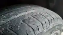 Tapak Ban Mobil Anda Tidak Habis Secara Merata? Ini Penyebabnya