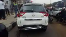 Nyangkut Kabel Listrik, Honda BR-V Baru Ini Terjatuh