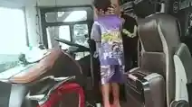 Momen Mengharukan! Pertemuan Supir Bus Antarkota dan Anaknya Yang Menunggu Di Pinggir Jalan