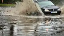  TIPS: Melintasi Banjir Dengan Aman, Ini Teknik Simpelnya
