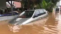  Mekanisme Perbaikan Mobil Hybrid Jika Terendam Banjir