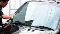  Cara Mudah Merawat Kaca Mobil Sendiri Saat Work From Home