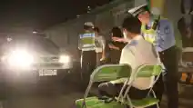 Menyalakan Lampu Jauh Terus Menerus, Pengemudi Ini Dihukum Menatap Lampu Mobilnya Sendiri