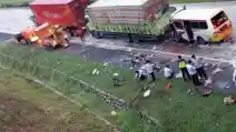  Kecelakaan Maut Libatkan Truk ODOL dan Travel Terjadi di Tol Cipali