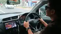Mengemudi Tanpa Kaca Mata Hitam Bisa Didenda Puluhan Juta di Inggris, Kok Bisa?