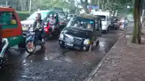  Komponen Mobil Rusak Akibat Jalan Berlubang, Bisakah Kita Menuntut?