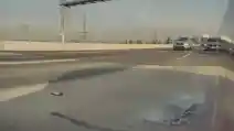 Lagi-Lagi Kaca Tesla Lepas Saat Berjalan