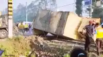  Tetap Melintas Ketika Palang Pintu Kereta Turun, Siap-Siap Dituntut PT KAI