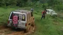 Komunitas Pecinta Trooper Berbagi Keceriaan di Desa Sambil Off-Road