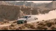 VIDEO: SUV Pertama Lamborghini Disiksa di Padang Pasir dan Trek Salju