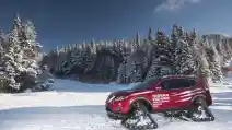 Video: Nissan Rogue, Kembaran X-Trail Meluncur Gunakan Roda Tank