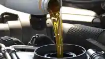  Anda Bisa Menambah Oli Mesin Anda Jika Sudah Kurang, Tapi Begini Syaratnya