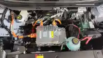 Mobil Elektrik Identik Dengan Kabel Orange. Ini Sebabnya
