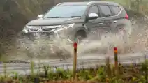  Terabas Genangan Air Hujan Pakai SUV Juga Ada Aturannya