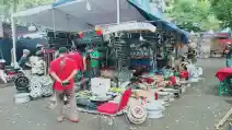 Asyiknya Berburu Onderdil Mobil Jadul Di Pasar Jongkok