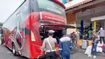  Terminal Bus Di Jakarta Sibuk Cek Kondisi Bus Dan Awaknya