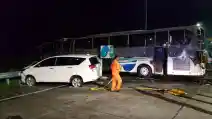 Kecelakaan Beruntun Di GT Kalikangkung, Dua Bus Malam Terbakar Hebat