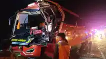 Bus Patas Hantam Pantat Truk di Tol Jombang-Mojokerto, Kondektur Tewas