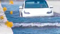 Heboh Tesla Terjebak Banjir. Bukti Kehandalan Mobil Listrik Dibanding Mobil Konvensional