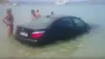 Video : Warga Yunani Berenang Bareng BMW Seri-5