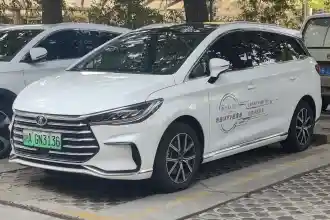 Komparasi Spesifikasi BYD M6 PHEV vs Wuling Darion PHEV